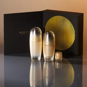 Ultimate double moisturising experience limited set vor einer schwarz-goldenen Box arrangiert
